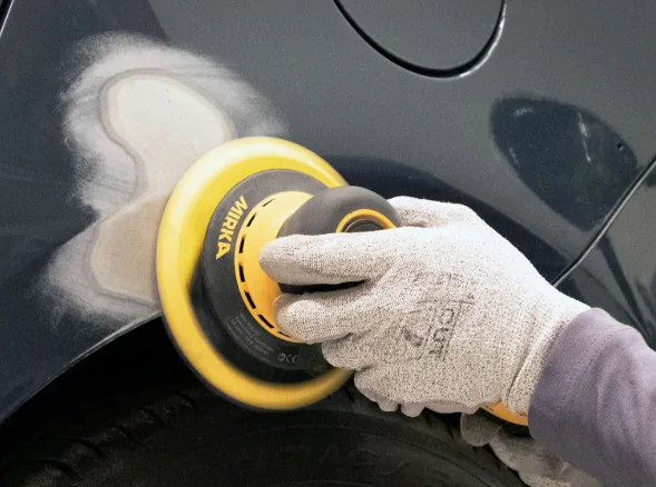 Polijsten van een autodeur bij Autoschade Mol