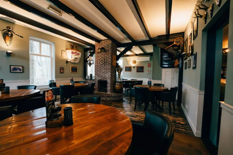 Interieur van restaurant Het Erfgoed Bar & Grill in Pesse
